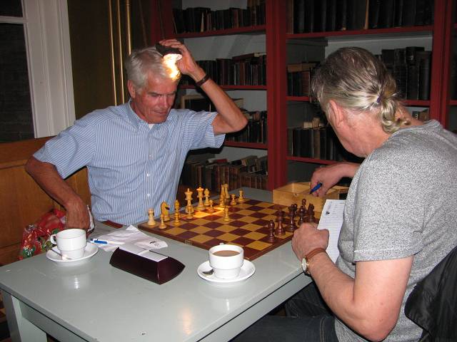 Rob Truijens licht zijn eerste zet nog even 'toe' (Foto: Tom van Bokhoven)