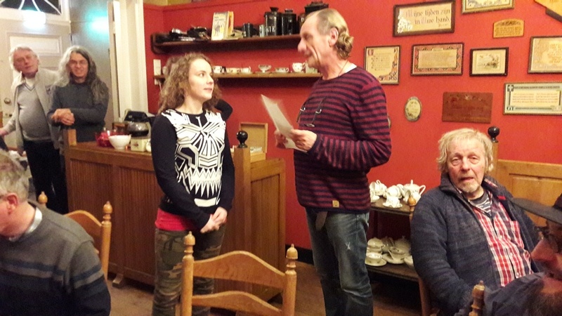 Voorzitter Cor Paans reikt de eerste prijs uit aan kampioene Naomi Snikkers (Foto: Antonia van Wijngaarden)