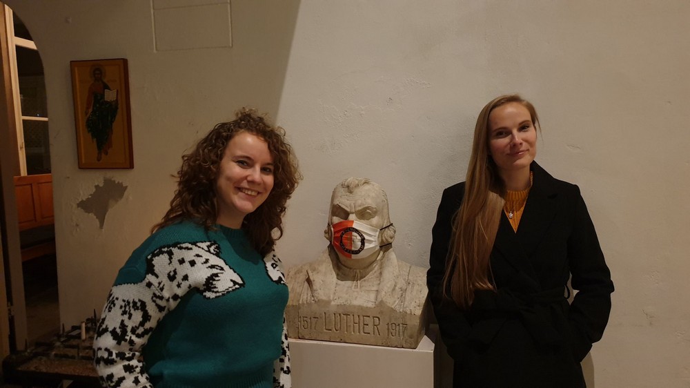 Vlnr:Naomi Snikkers, Feyenoordkapje Maarten Luther en Tabitha Snikkers 20-10-2020 (Foto: Antonia van Wijngaarden)